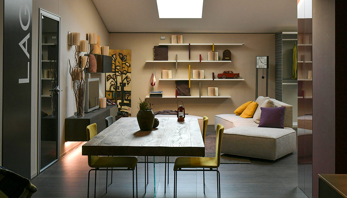 Zona giorno con tavolo e divano dalle linee morbide in stile design 2026