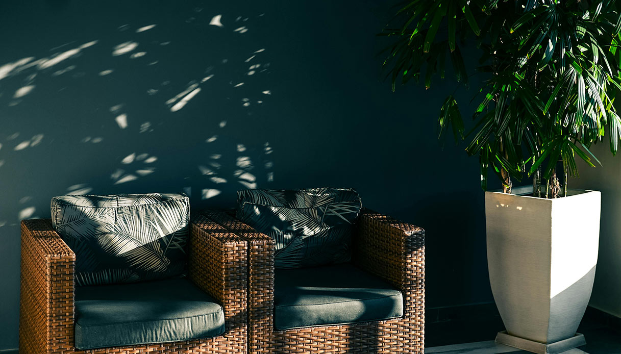 Area relax con arredi in fibre naturali e piante in stile design 2026