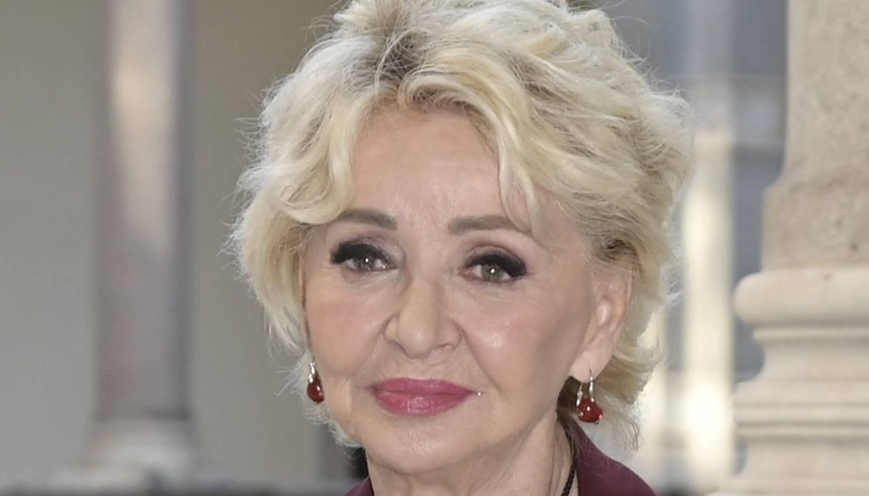 Enrica Bonaccorti a Verissimo: "Ho ripreso a fare la chemioterapia". Come sta