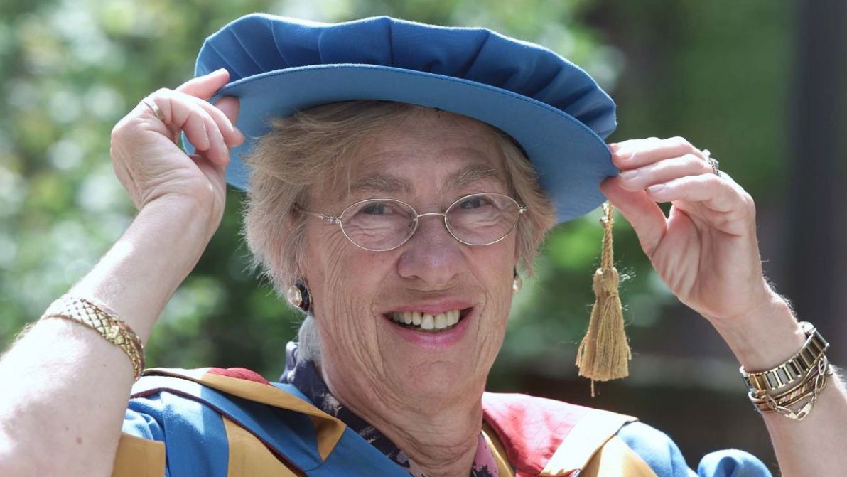 Re Carlo, il toccante tributo a Eva Schloss, sorellastra di Anna Frank