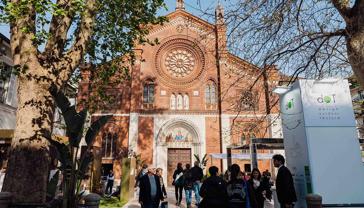 brera design district al fuorisalone con persone e installazioni di design