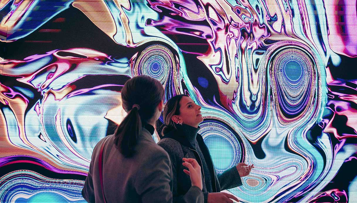 installazione digitale immersiva al fuorisalone 2025 con pubblico