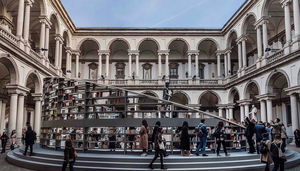 library of lights installazione al fuorisalone 2025 nel cortile storico