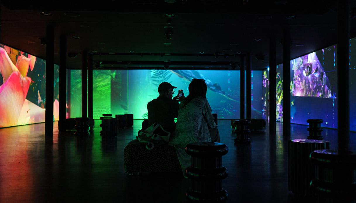 porta venezia design district al fuorisalone 2025 con installazioni e visitatori