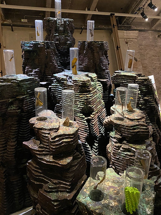 Installazione di design con strutture stratificate realizzate con materiali naturali