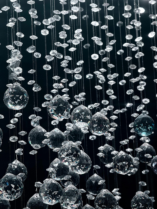 Installazione artistica con elementi in vetro e cristallo sospesi