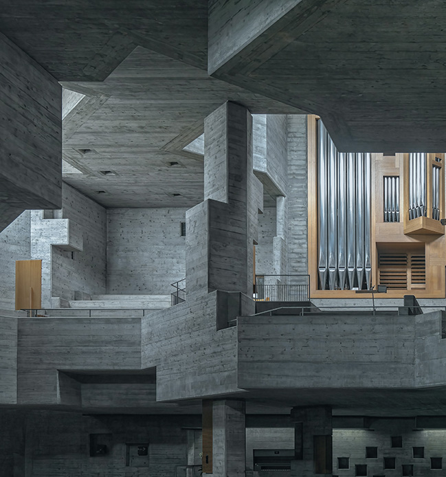 Interni brutalisti in cemento a vista con strutture massicce e luce naturale