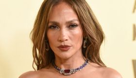 Jennifer Lopez esagera con le trasparenze: il look da capogiro anticipa i Golden Globes