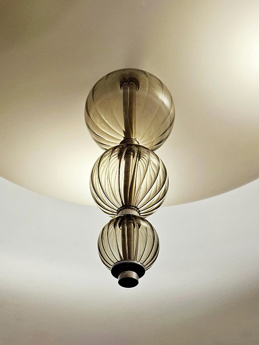 Lampada da soffitto in vetro soffiato con luce diffusa
