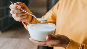 Latte acido, usi alternativi: dalla pulitura dell’argento al nutrimento per piante