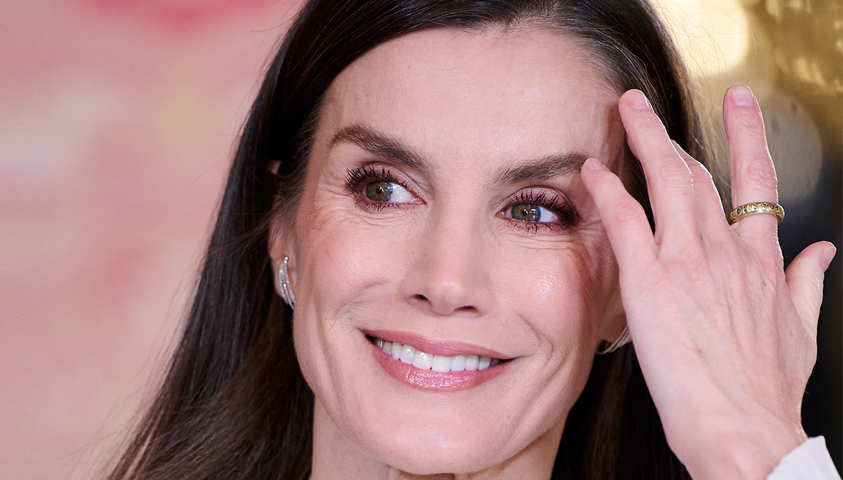 Letizia di Spagna, top trasparente e pelliccia: Pasqua Militare da brividi con Leonor in divisa