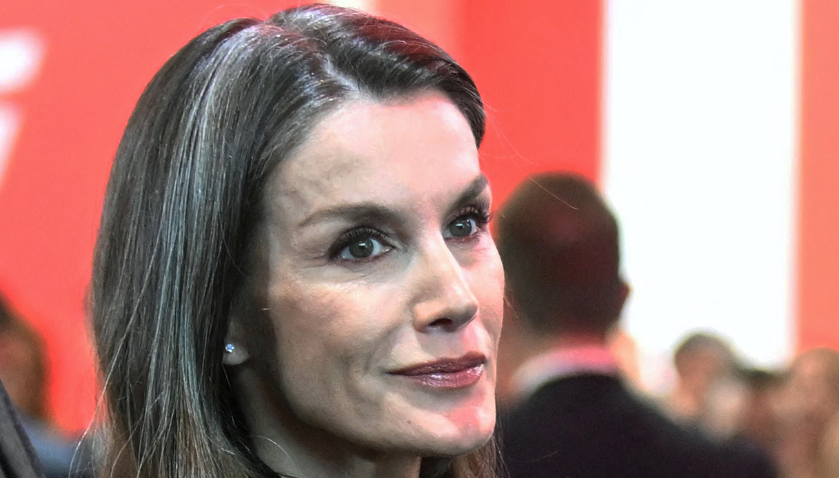 Letizia di Spagna segnata dal lutto, in nero e impacciata all'evento più importante