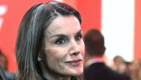 Letizia di Spagna segnata dal lutto, in nero e impacciata all’evento più importante
