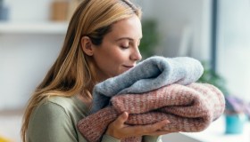 Maglioni sformati, dall’aceto bianco al vapore: i trucchi per recuperarli