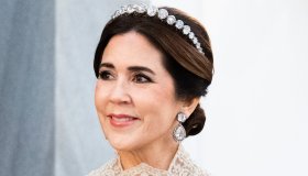 Mary di Danimarca festeggia il 2026 vestita d’oro. Isabella ancora esclusa