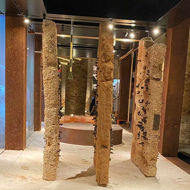 Installazione di design con elementi verticali in materiali naturali