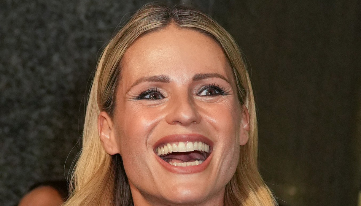 Michelle Hunziker compie 49 anni, la festa in rosso fuoco con gli amici