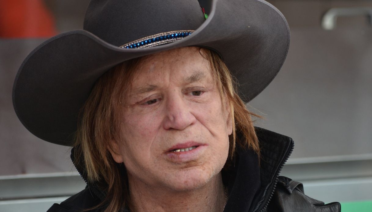 Mickey Rourke, debito da 60mila dollari: raccoglie fondi per evitare lo sfratto