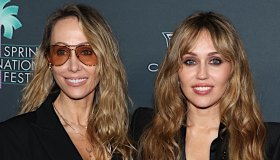 Miley Cyrus con mamma Tish, indistinguibili sul red carpet del Palm Springs International Film Festival