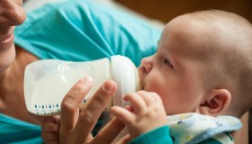 Latte per neonati, richiamati 12 tipi: quali sono coinvolti e i rischi