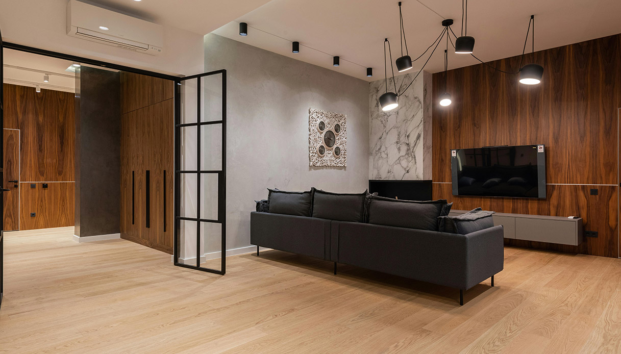 Living open space con materiali naturali e design fluido