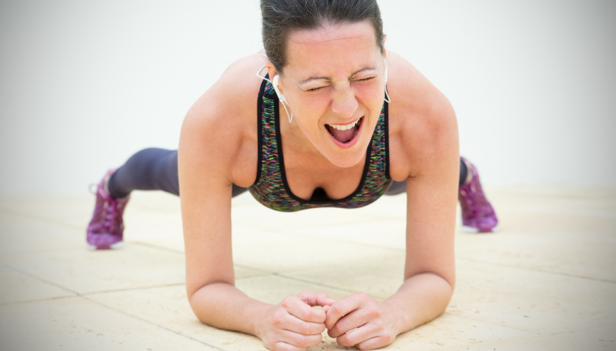 Urli di rabbia e imprechi quando fai fatica? Potrebbe aiutarti: lo studio che lo prova