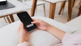 Un’ora al giorno senza telefono, musica o cibo: il rawdogging spopola