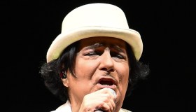 Renato Zero ferma il concerto per abbracciare Enrica Bonaccorti: “Mi ha rubato il cuore”