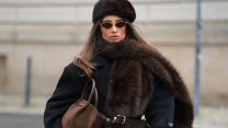 La sciarpa furry è l’accessori effortless dell’inverno che trasforma il look più semplici da red carpet