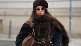 La sciarpa furry è l’accessori effortless dell’inverno che trasforma il look più semplici da red carpet
