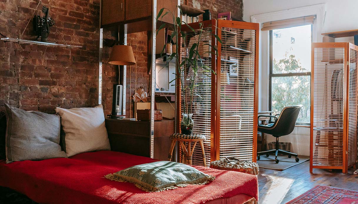 Separé leggero per dividere gli ambienti nel design fluido della casa