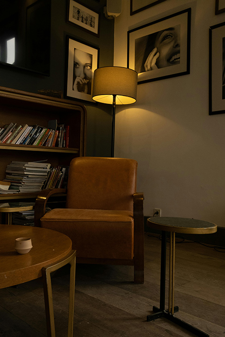 salotto soft home con atmosfera intima e lusso consapevole