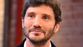 Affari Tuoi, De Martino sconvolto: “Ci ha fregati”. Ma le lacrime di Maurizio valgono tutto