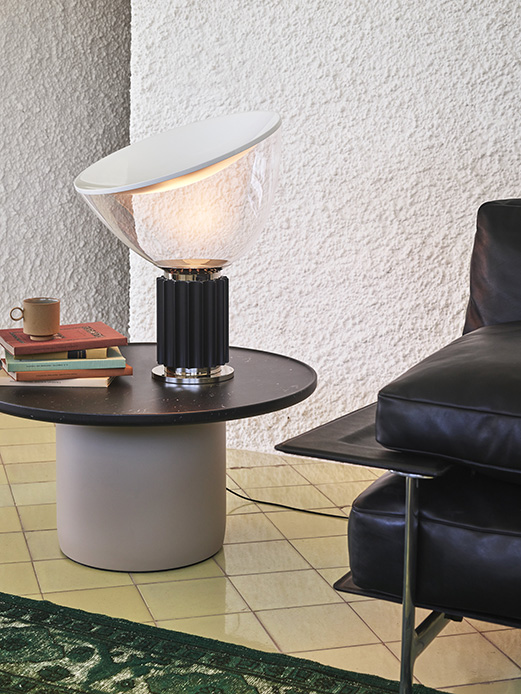 Lampada Taccia di Flos in un interno moderno con luce diffusa