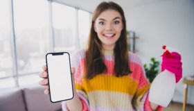 Alcol, come e quanto usarne per igienizzare il telefonino