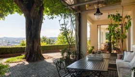 Tenuta straordinaria tra i vigneti: 20mila ettari di terreno, 7 camere e 7 bagni. In vendita a 1,6 milioni