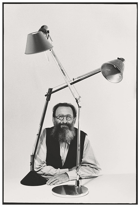 Michele De Lucchi ritratto con la lampada Tolomeo di Artemide