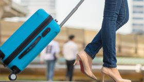 Tutti lo vogliono: il trolley leggerissimo e indistruttibile che sta conquistando i viaggiatori. Ora in offerta