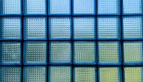 Il ritorno del vetro nell’interior design tra luce, trasparenze ed eleganza contemporanea