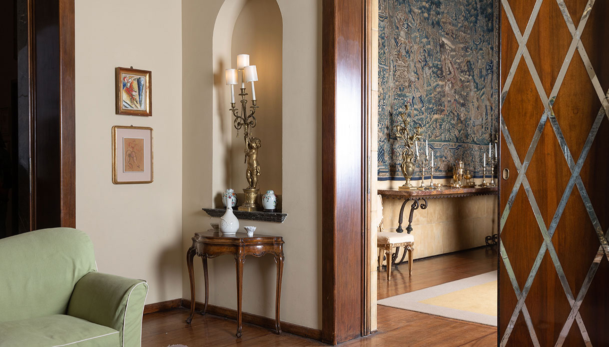 Interni di Villa Necchi Campiglio con porte e decorazioni storiche