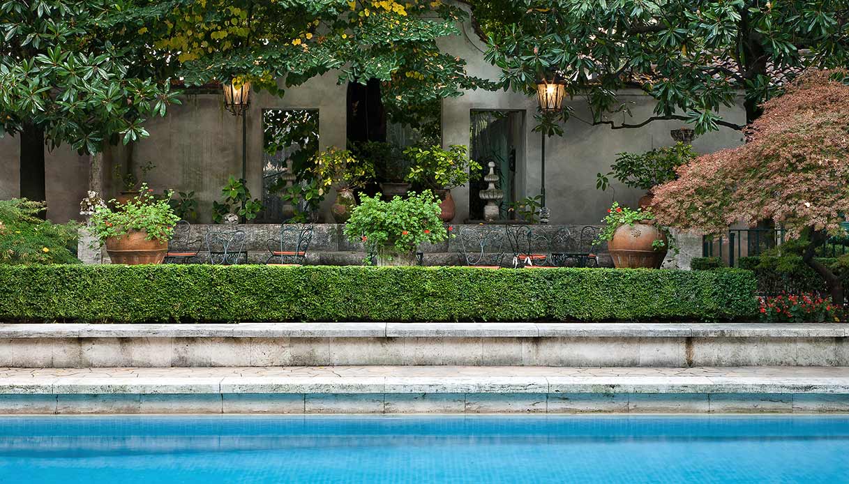 Veranda di Villa Necchi Campiglio con piscina e giardino a Milano