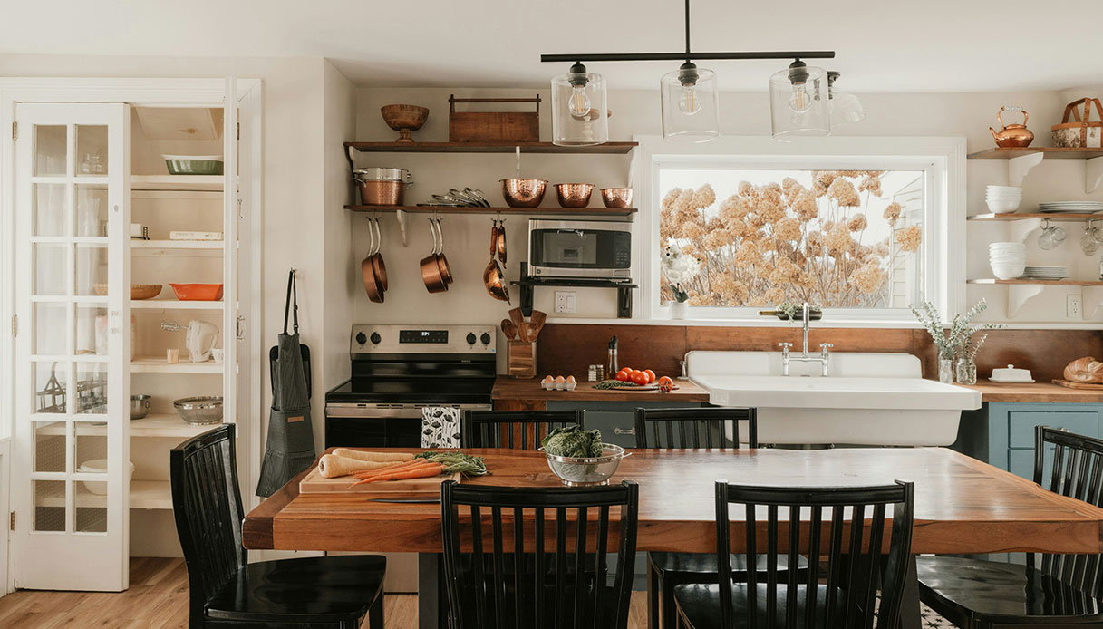 Cucina in stile ampezzano con legno naturale, elementi a vista e atmosfera accogliente.