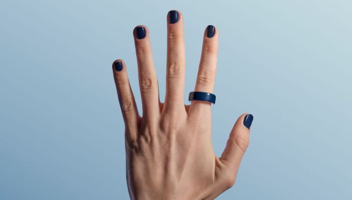 Una mano con l'anello Oura Ring 4