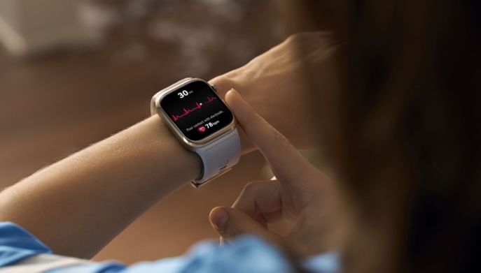 Lo smartwatch Huawei D2 al polso di un utente