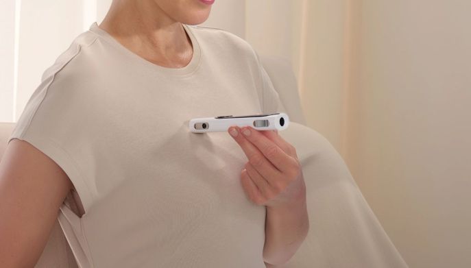 Una persona prova il sensore Withings BeamO