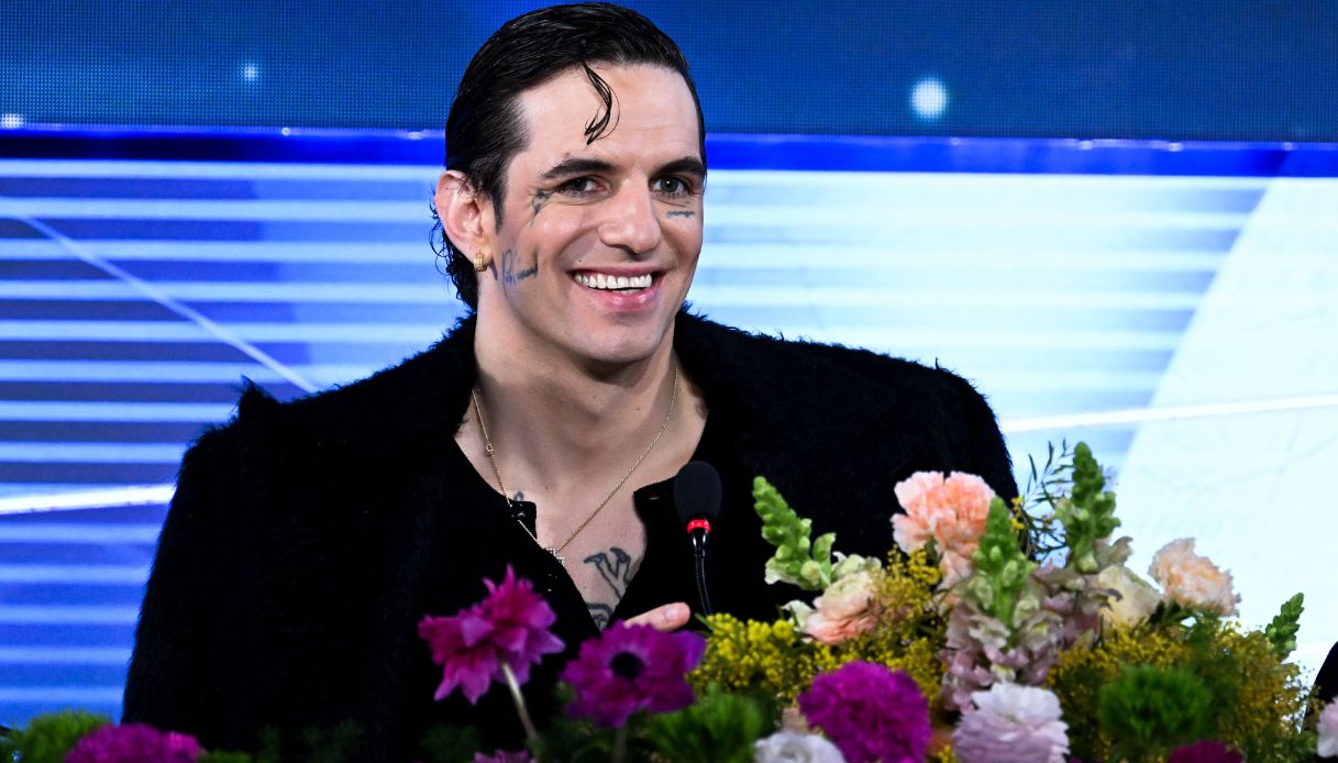 Sanremo 2026, la terza conferenza stampa. Achille Lauro “felicemente single”, l’omaggio a Crans Montana