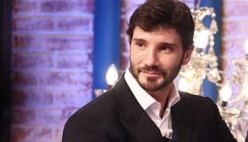 Affari Tuoi, Stefano De Martino lascia Herbert Ballerina senza parole: “Bacio alla francese”