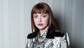 Annalisa, collant rosso fuoco e guanti da opera per Esibizionista: il look da femme fatale