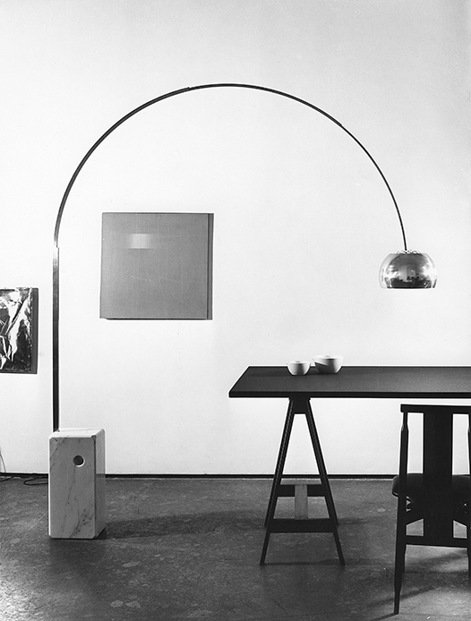 Lampada Arco dei fratelli Castiglioni con base in marmo di Carrara e arco in acciaio sopra un tavolo da pranzo