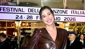 Sanremo 2026, Belen Rodriguez irrompe sul palco (con il microfono spento) dopo la serenata di Samurai Jay